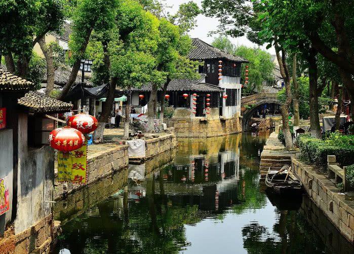 城市在修建地铁隧道时，是如何避开高楼的地基的？